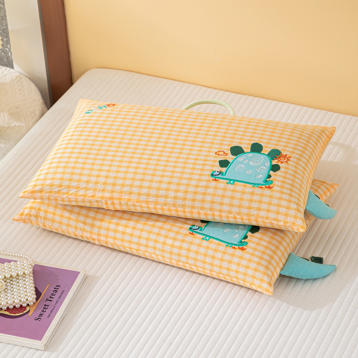 91家纺网 家纺一手货源 找家纺 织布人 2025新款荞麦枕全棉纯棉卡通婴幼儿童荞麦枕头学生枕开学季宿舍枕头枕芯 全棉手提荞麦枕-狂奔的蜗牛 30x50cm/只