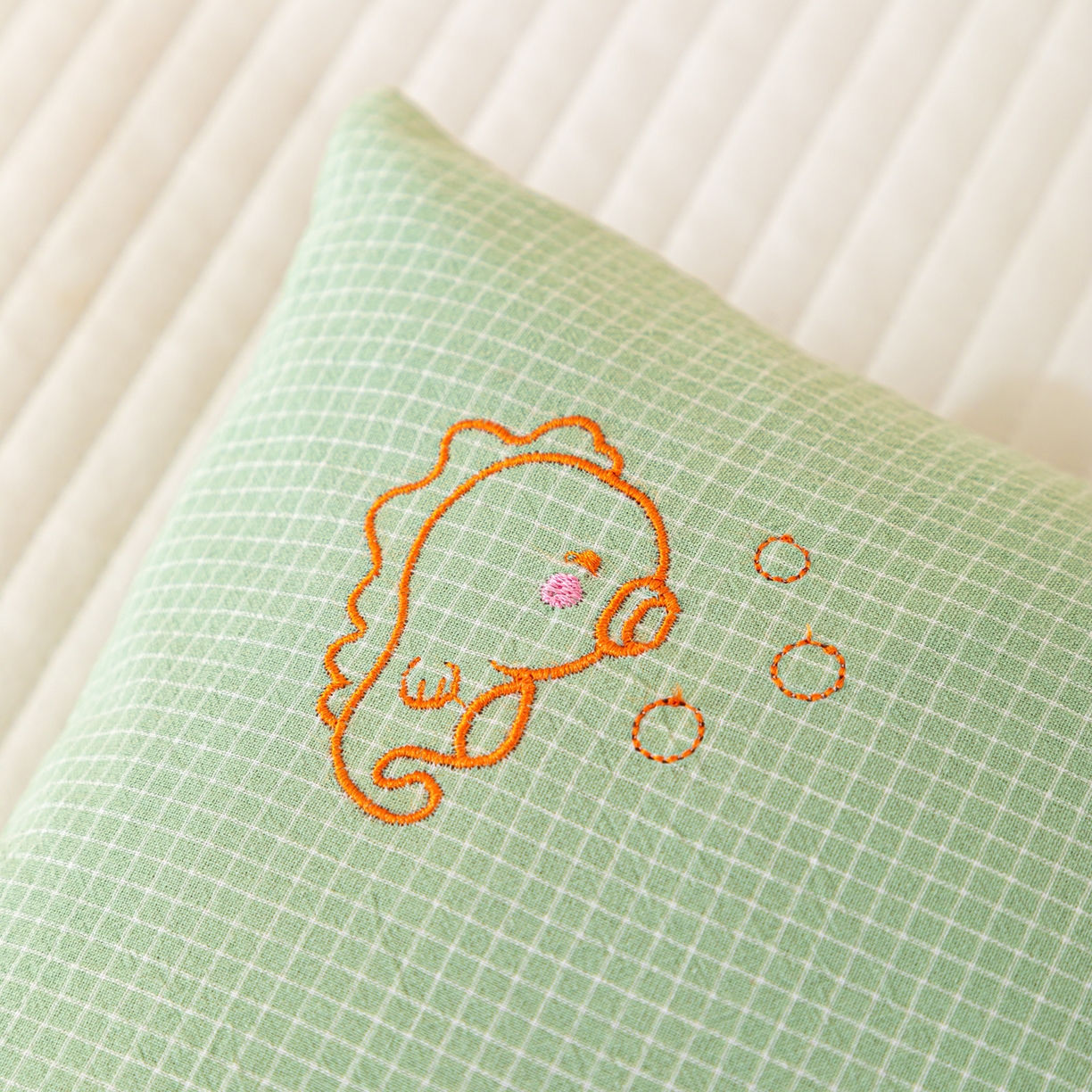 91家纺网 家纺一手货源 找家纺 织布人 2025新款荞麦枕全棉纯棉卡通婴幼儿童荞麦枕头学生枕开学季宿舍枕头枕芯 全棉手提荞麦枕-螃蟹有钳 30x50cm/只