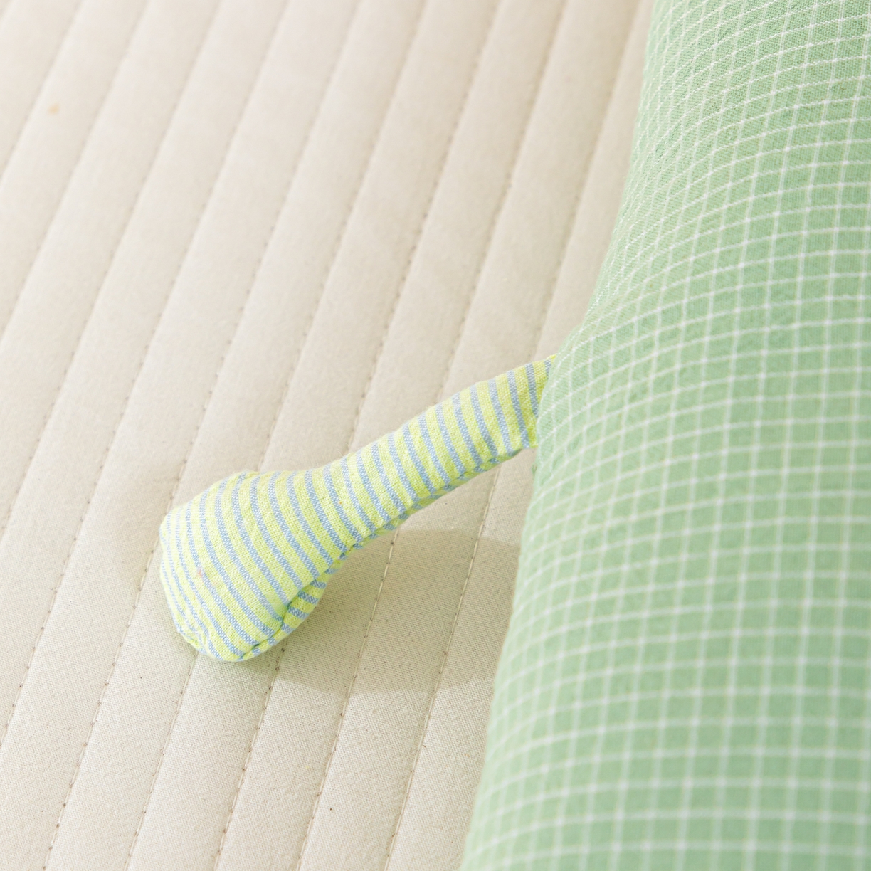 91家纺网 家纺一手货源 找家纺 织布人 2025新款荞麦枕全棉纯棉卡通婴幼儿童荞麦枕头学生枕开学季宿舍枕头枕芯 全棉手提荞麦枕-螃蟹有钳 30x50cm/只