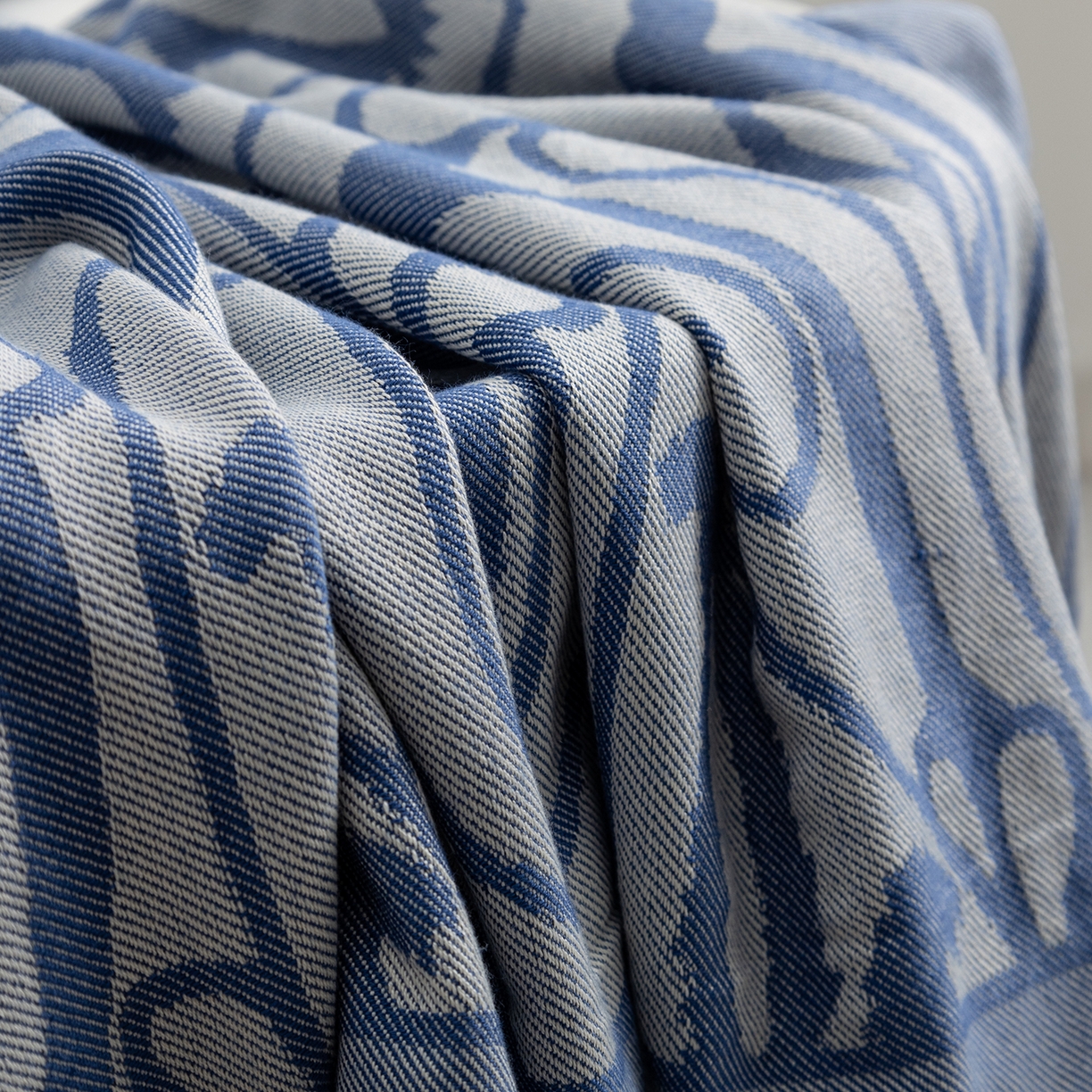 91家纺网 家纺一手货源 找家纺 肖恩毯业 2025新款鹿毛绒针织毛毯航空毯空调毯 鹿毛绒蓝色腰果