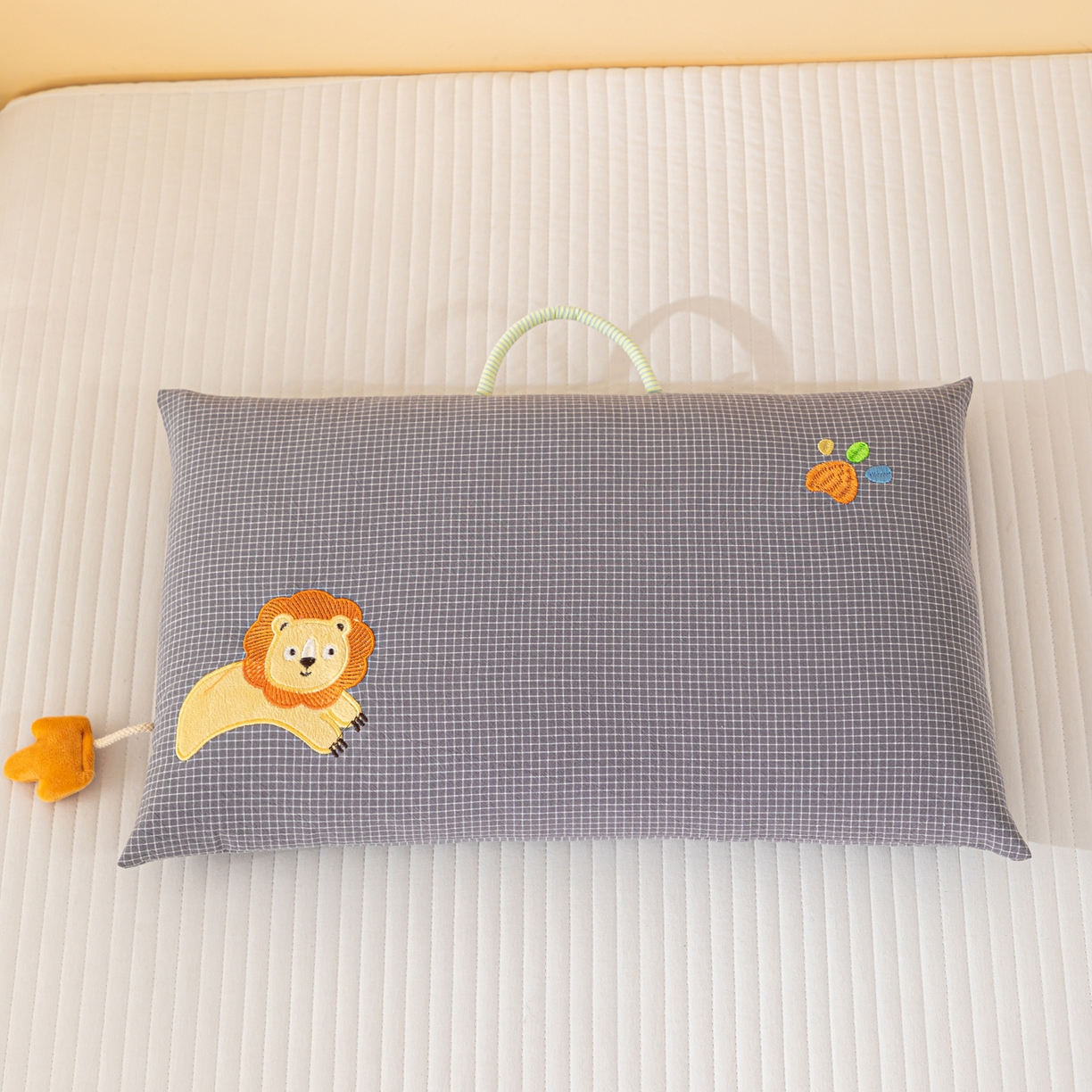 91家纺网 家纺一手货源 找家纺 织布人 2025新款荞麦枕全棉纯棉卡通婴幼儿童荞麦枕头学生枕开学季宿舍枕头枕芯 全棉手提荞麦枕-雄狮 30x50cm/只