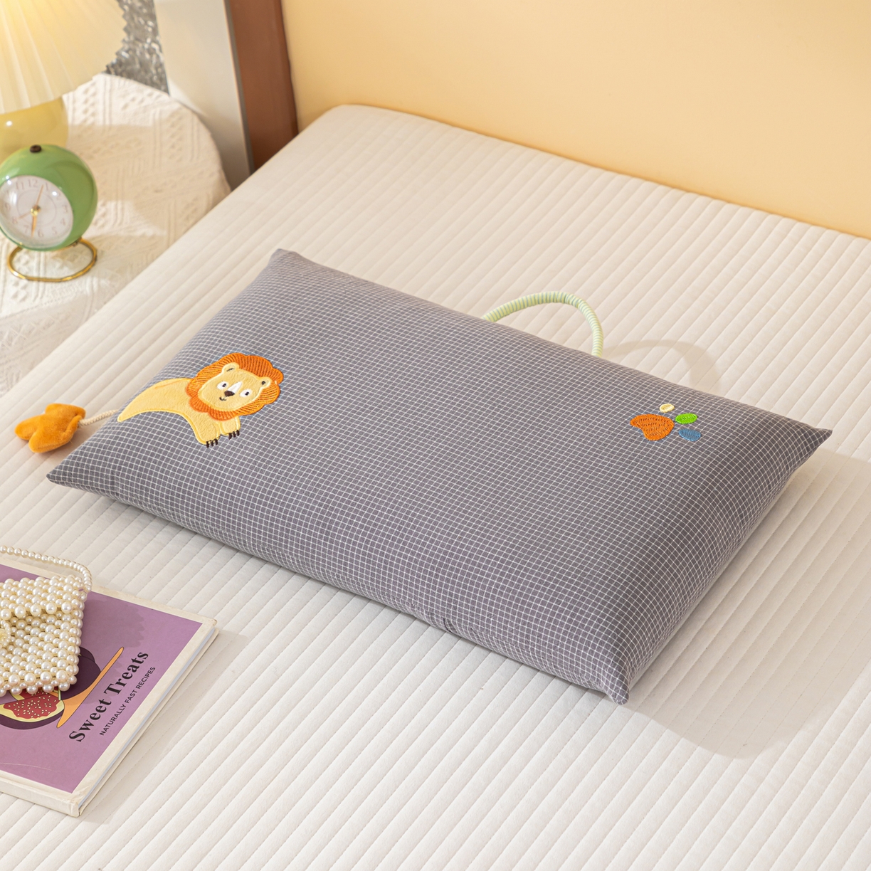 91家纺网 家纺一手货源 找家纺 织布人 2025新款荞麦枕全棉纯棉卡通婴幼儿童荞麦枕头学生枕开学季宿舍枕头枕芯 全棉手提荞麦枕-雄狮 30x50cm/只