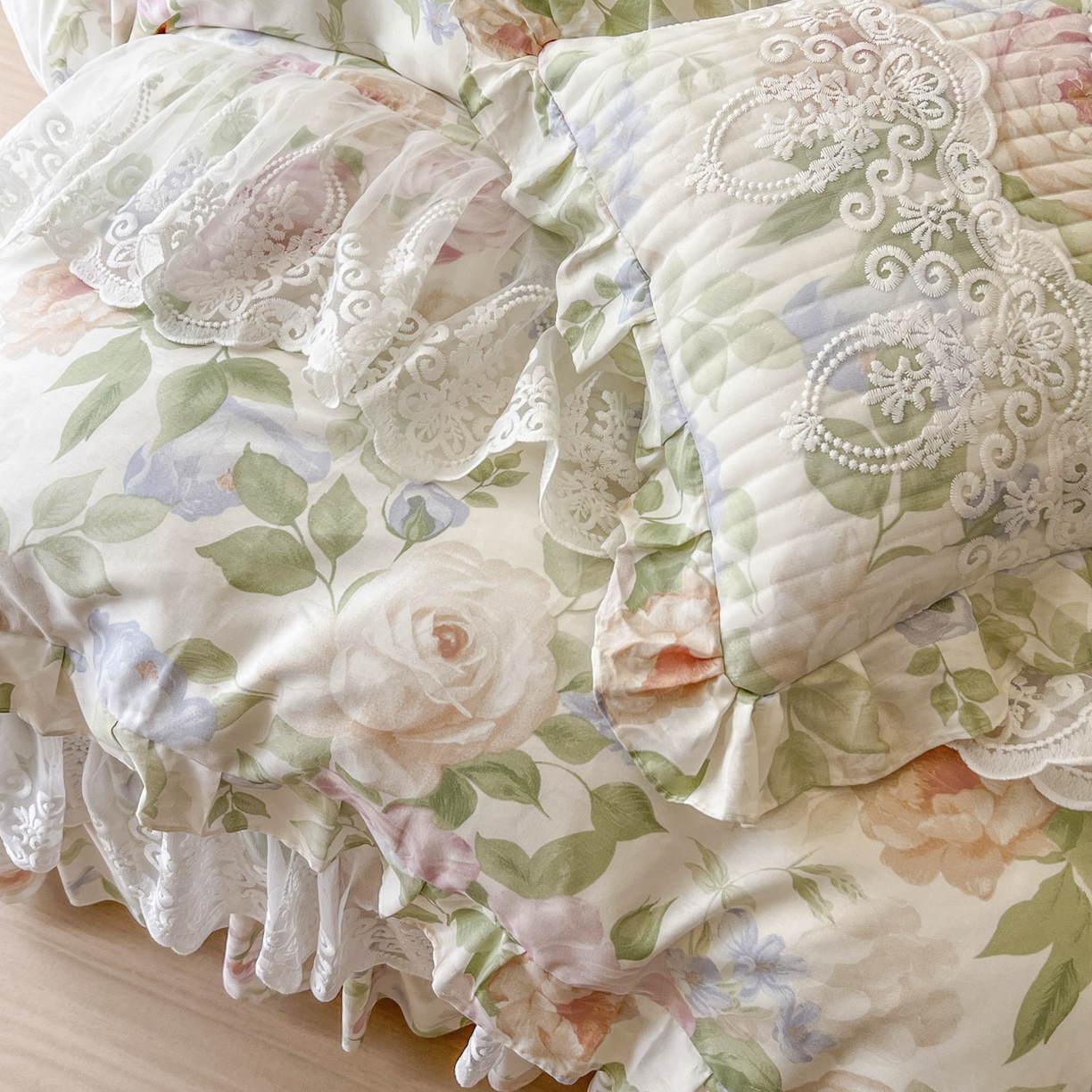 91家纺网 家纺一手货源 找家纺 恋尚2025新款全棉纯棉印花床裙四件套  床裙控价135起！四件套控价260元起！ 浅夏花开