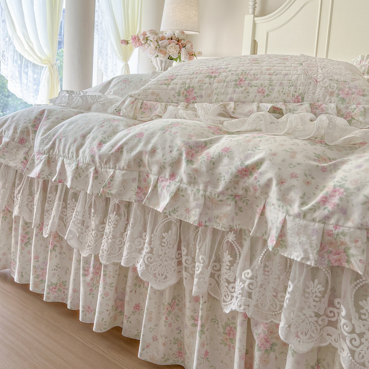 91家纺网 家纺一手货源 找家纺 恋尚2025新款全棉纯棉印花床裙四件套  床裙控价135起！四件套控价260元起！ 花团锦簇