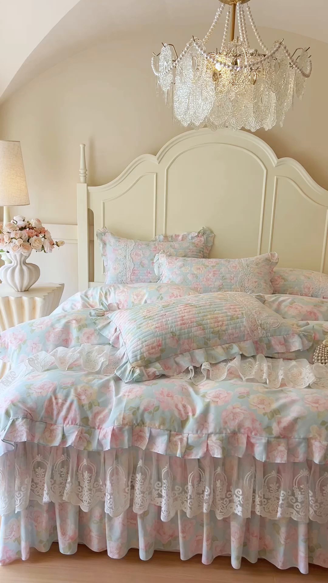 91家纺网 家纺一手货源 找家纺 恋尚2025新款全棉纯棉印花床裙四件套  床裙控价135起！四件套控价260元起！ 梦蔓花姿