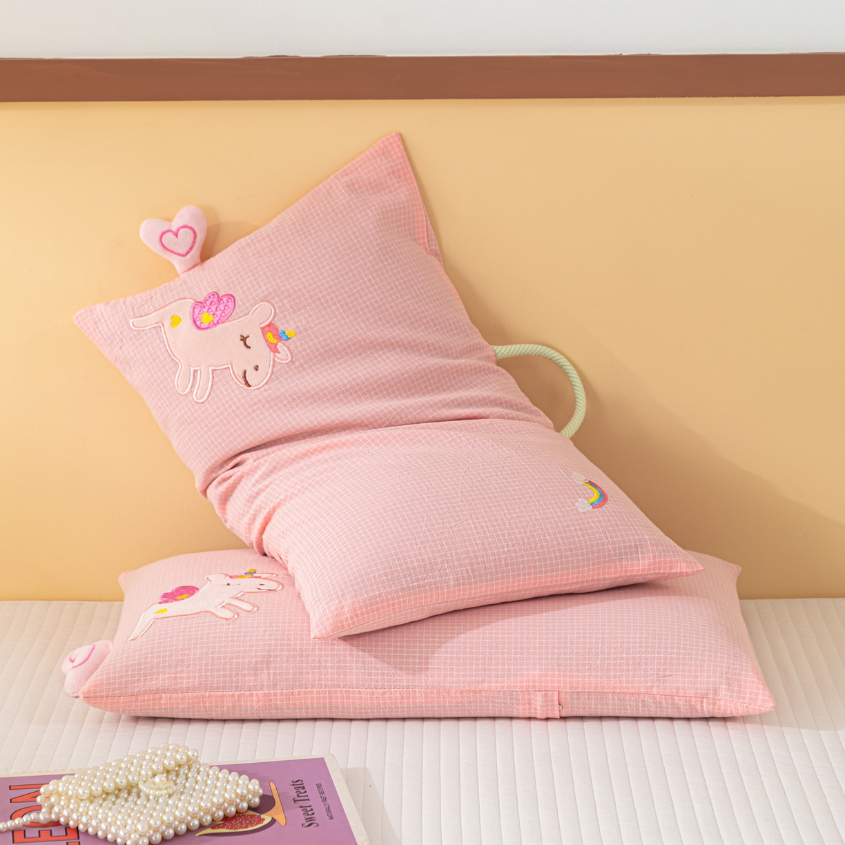 91家纺网 家纺一手货源 找家纺 织布人 2025新款枕芯全棉纯棉手提袋卡通婴幼儿童枕头学生枕开学季宿舍枕头枕芯 全棉卡通手提枕-彩虹飞马 30x50cm/只