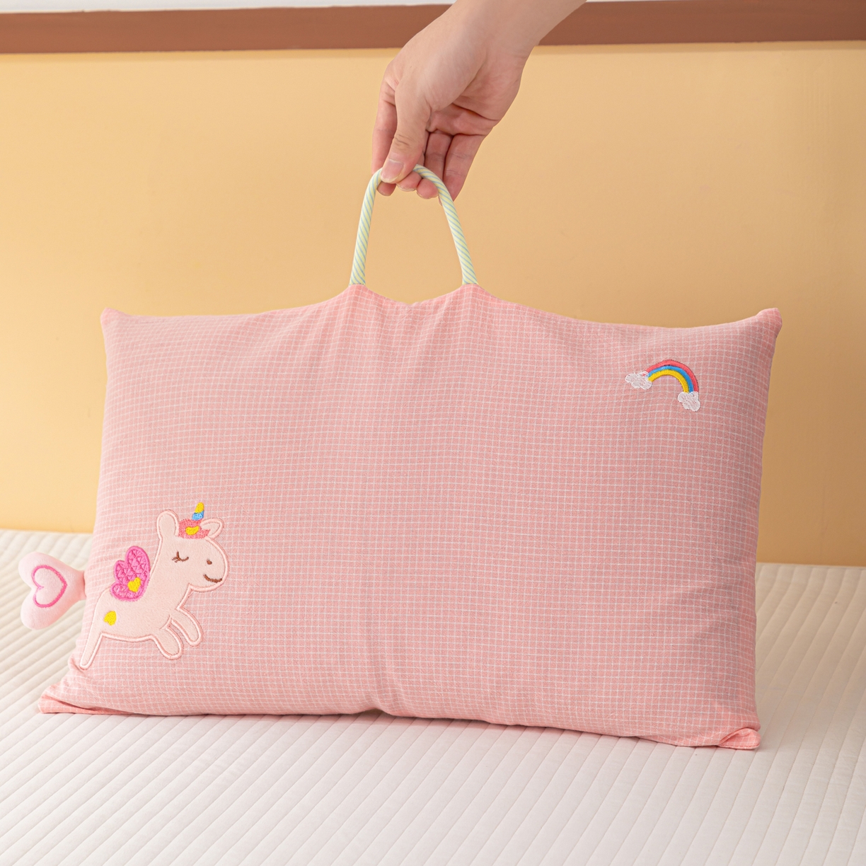91家纺网 家纺一手货源 找家纺 织布人 2025新款枕芯全棉纯棉手提袋卡通婴幼儿童枕头学生枕开学季宿舍枕头枕芯 全棉卡通手提枕-彩虹飞马 30x50cm/只