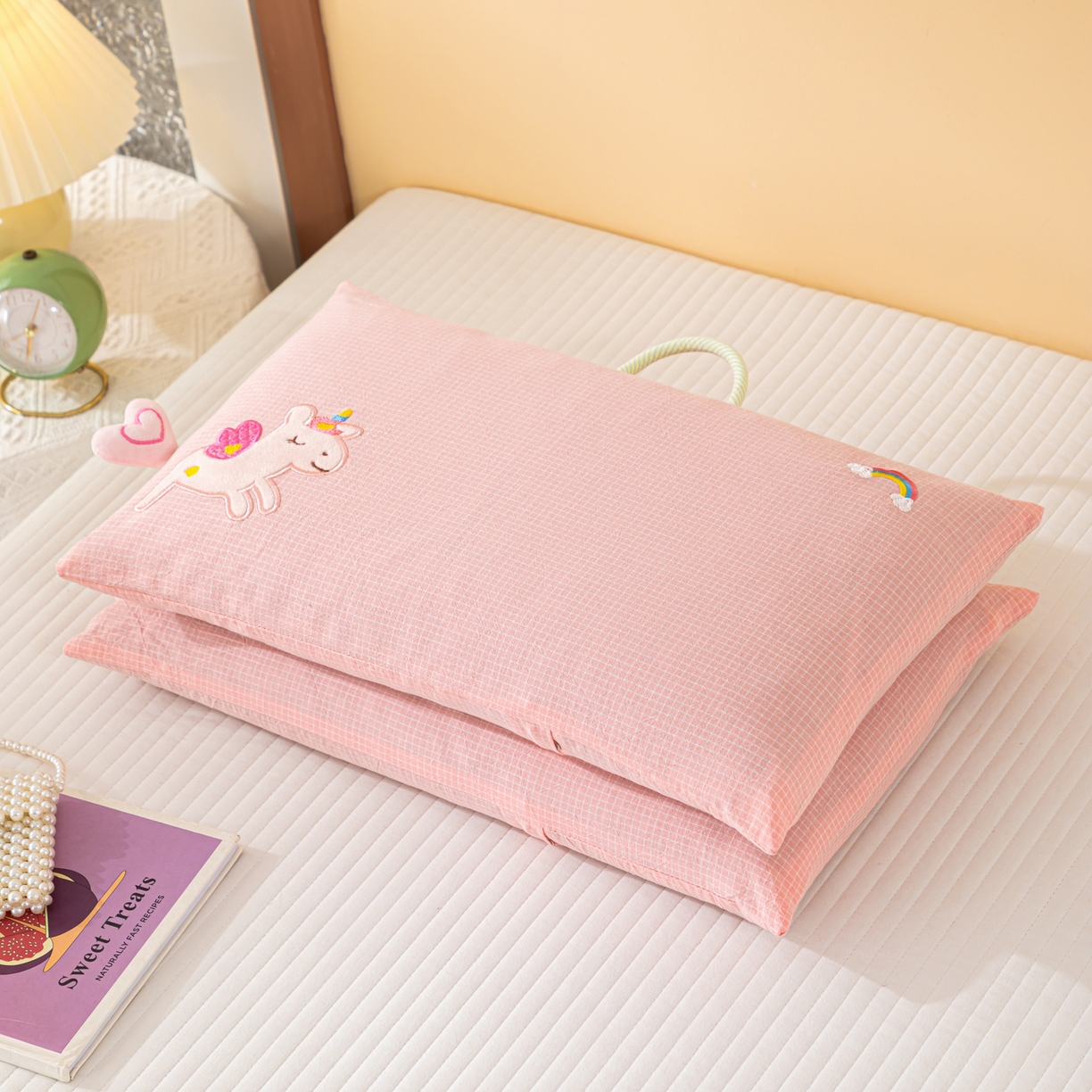 91家纺网 家纺一手货源 找家纺 织布人 2025新款枕芯全棉纯棉手提袋卡通婴幼儿童枕头学生枕开学季宿舍枕头枕芯 全棉卡通手提枕-彩虹飞马 30x50cm/只