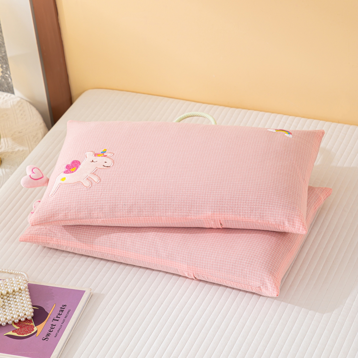 91家纺网 家纺一手货源 找家纺 织布人 2025新款枕芯全棉纯棉手提袋卡通婴幼儿童枕头学生枕开学季宿舍枕头枕芯 全棉卡通手提枕-彩虹飞马 30x50cm/只