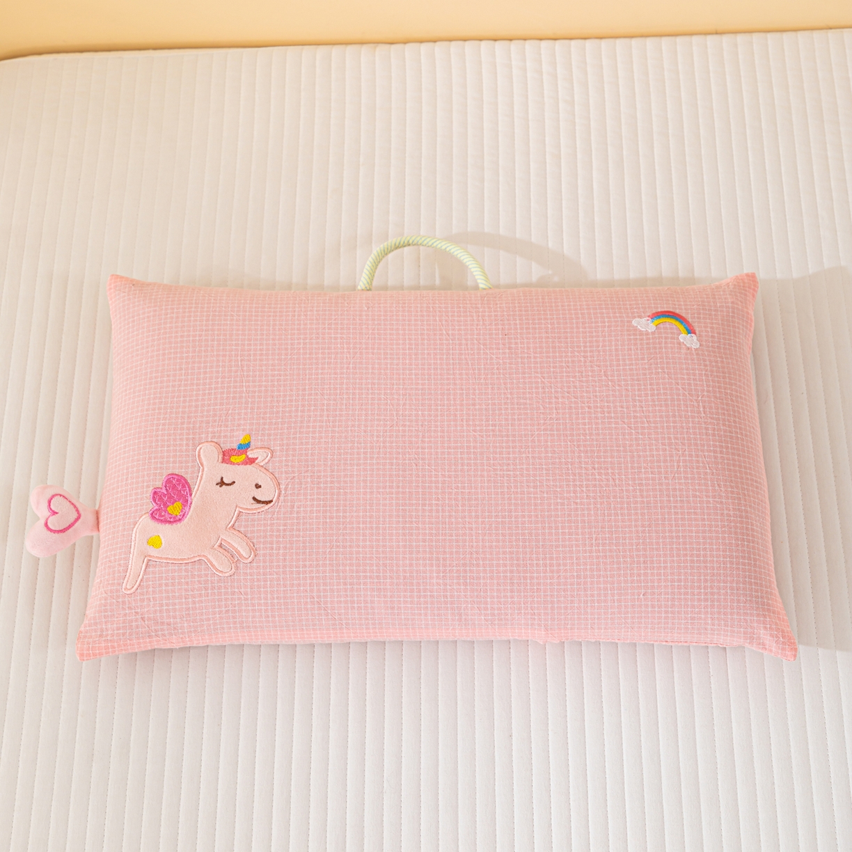 91家纺网 家纺一手货源 找家纺 织布人 2025新款枕芯全棉纯棉手提袋卡通婴幼儿童枕头学生枕开学季宿舍枕头枕芯 全棉卡通手提枕-彩虹飞马 30x50cm/只