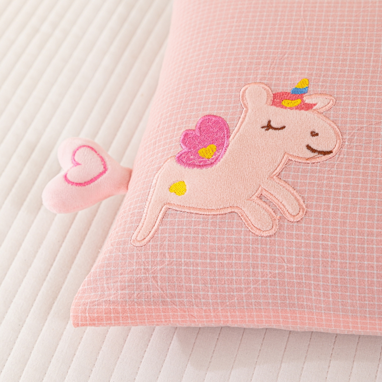 91家纺网 家纺一手货源 找家纺 织布人 2025新款枕芯全棉纯棉手提袋卡通婴幼儿童枕头学生枕开学季宿舍枕头枕芯 全棉卡通手提枕-彩虹飞马 30x50cm/只