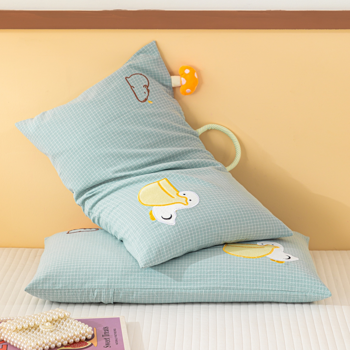 91家纺网 家纺一手货源 找家纺 织布人 2025新款枕芯全棉纯棉手提袋卡通婴幼儿童枕头学生枕开学季宿舍枕头枕芯 全棉卡通手提枕-调皮鸭 30x50cm/只