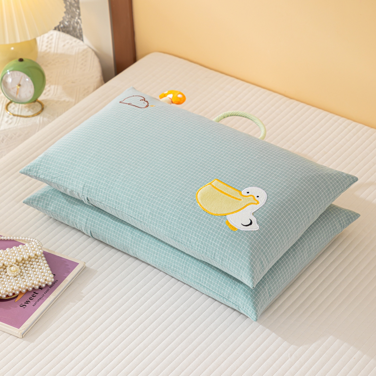 91家纺网 家纺一手货源 找家纺 织布人 2025新款枕芯全棉纯棉手提袋卡通婴幼儿童枕头学生枕开学季宿舍枕头枕芯 全棉卡通手提枕-调皮鸭 30x50cm/只