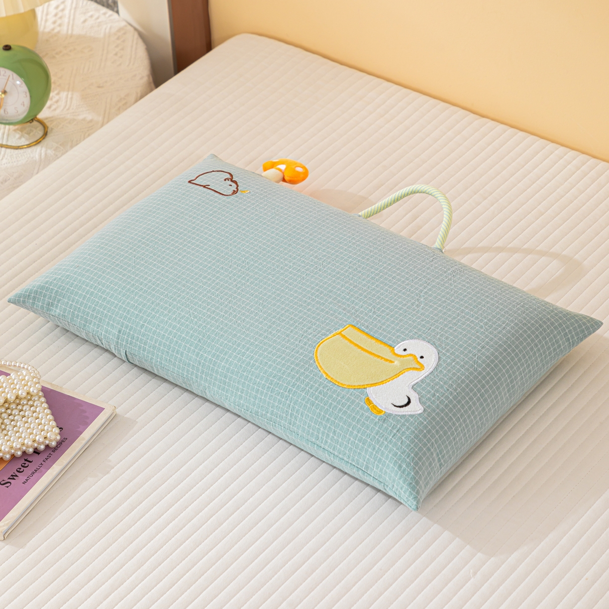 91家纺网 家纺一手货源 找家纺 织布人 2025新款枕芯全棉纯棉手提袋卡通婴幼儿童枕头学生枕开学季宿舍枕头枕芯 全棉卡通手提枕-调皮鸭 30x50cm/只