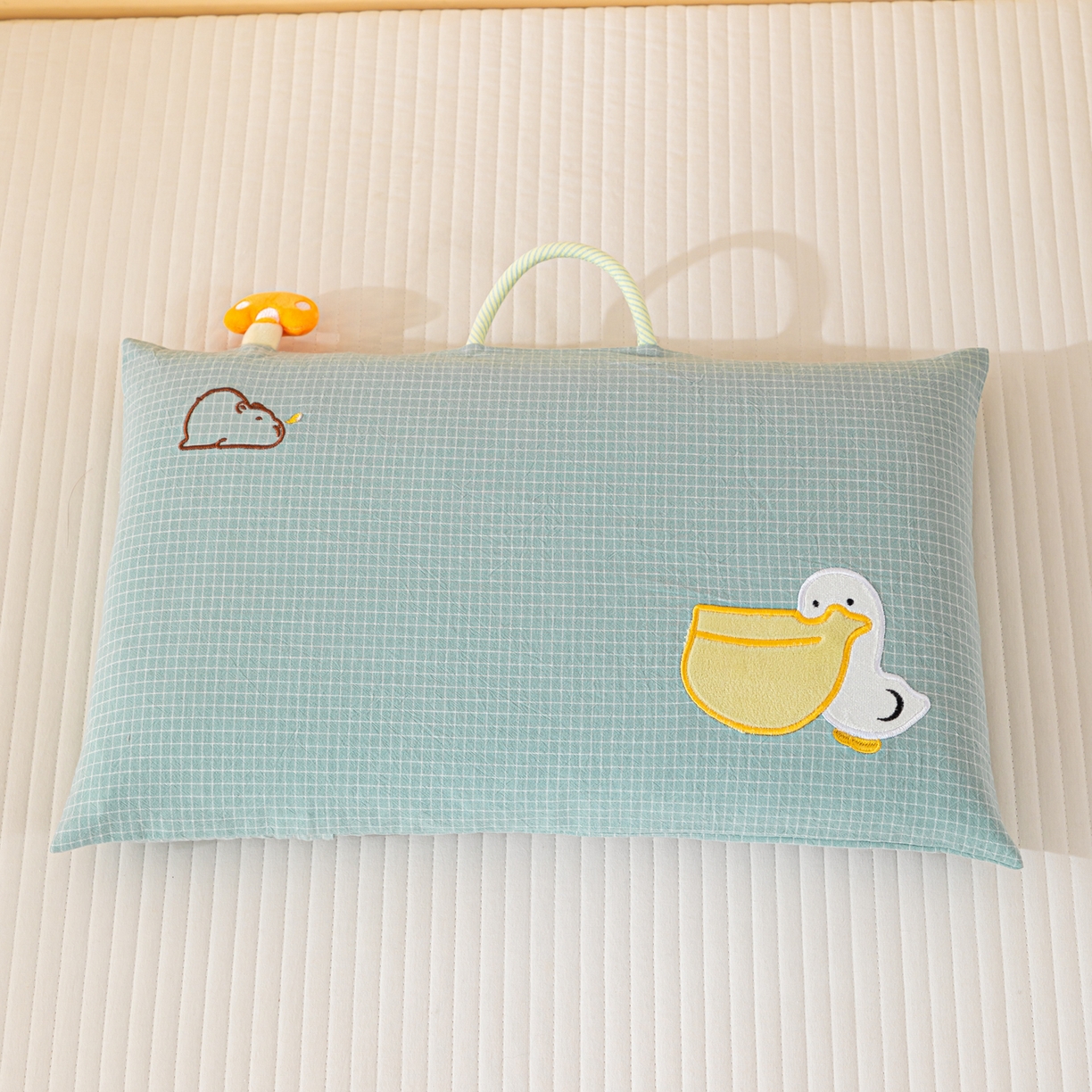 91家纺网 家纺一手货源 找家纺 织布人 2025新款枕芯全棉纯棉手提袋卡通婴幼儿童枕头学生枕开学季宿舍枕头枕芯 全棉卡通手提枕-调皮鸭 30x50cm/只