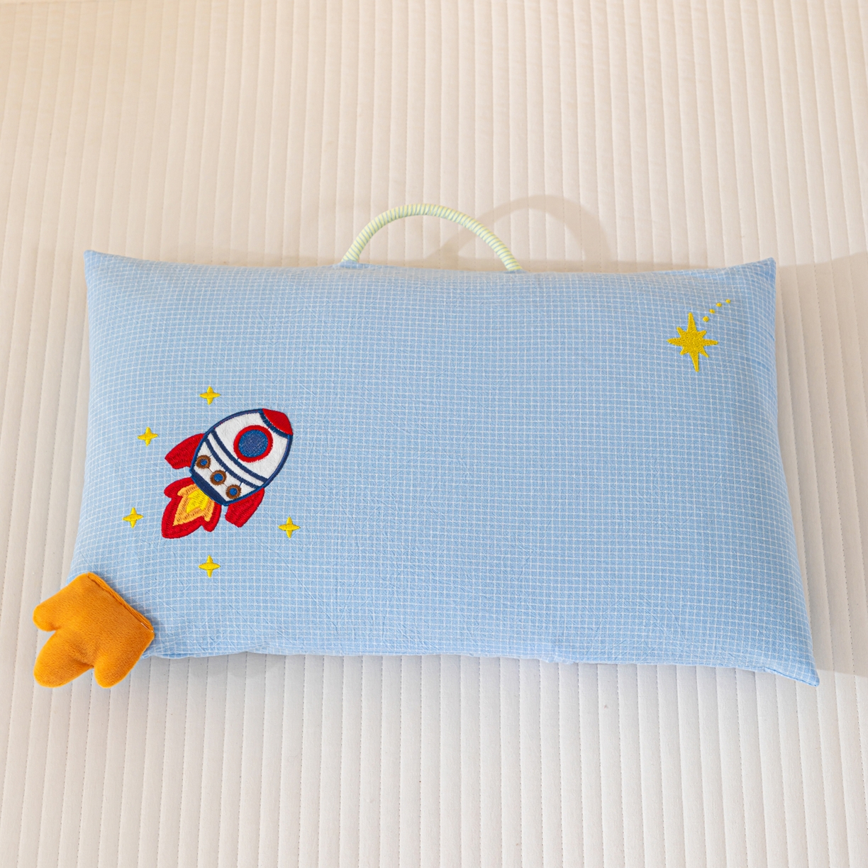 91家纺网 家纺一手货源 找家纺 织布人 2025新款枕芯全棉纯棉手提袋卡通婴幼儿童枕头学生枕开学季宿舍枕头枕芯 全棉卡通手提枕-火箭追星 30x50cm/只