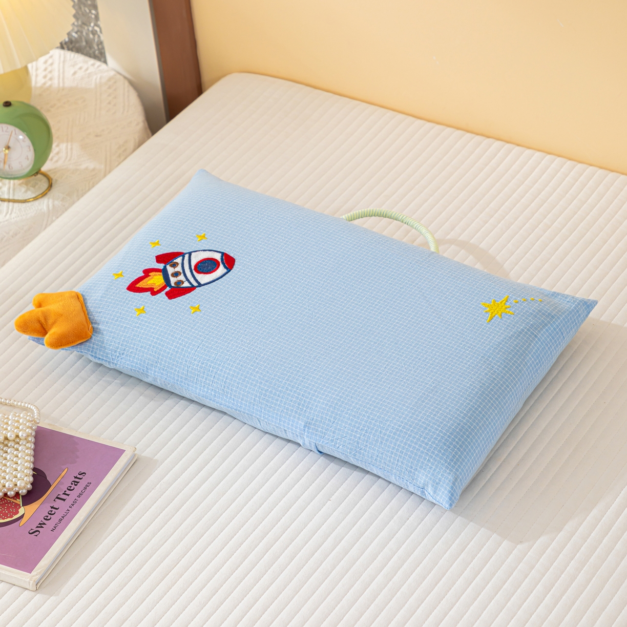 91家纺网 家纺一手货源 找家纺 织布人 2025新款枕芯全棉纯棉手提袋卡通婴幼儿童枕头学生枕开学季宿舍枕头枕芯 全棉卡通手提枕-火箭追星 30x50cm/只