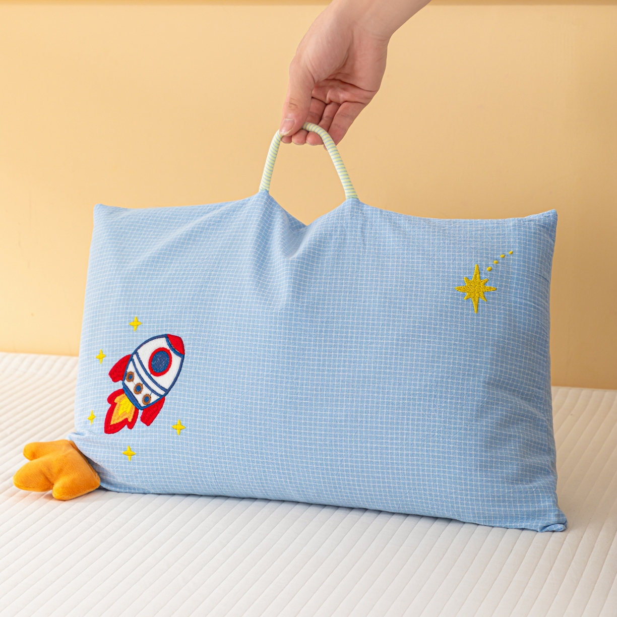 91家纺网 家纺一手货源 找家纺 织布人 2025新款枕芯全棉纯棉手提袋卡通婴幼儿童枕头学生枕开学季宿舍枕头枕芯 全棉卡通手提枕-火箭追星 30x50cm/只