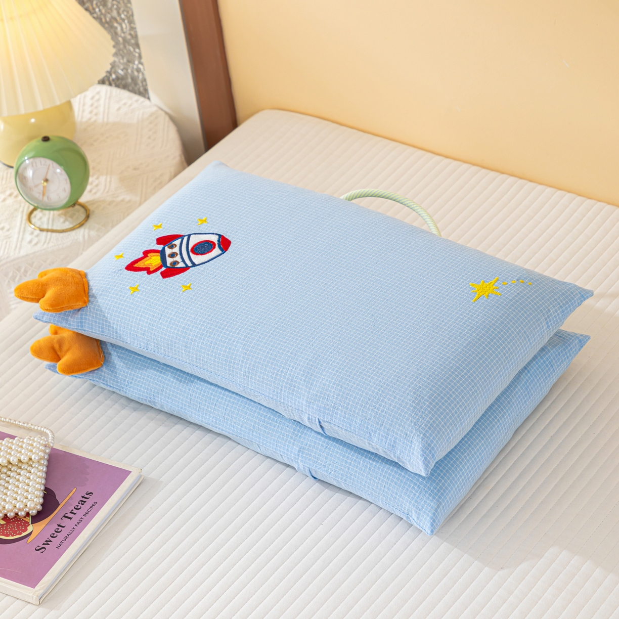 91家纺网 家纺一手货源 找家纺 织布人 2025新款枕芯全棉纯棉手提袋卡通婴幼儿童枕头学生枕开学季宿舍枕头枕芯 全棉卡通手提枕-火箭追星 30x50cm/只