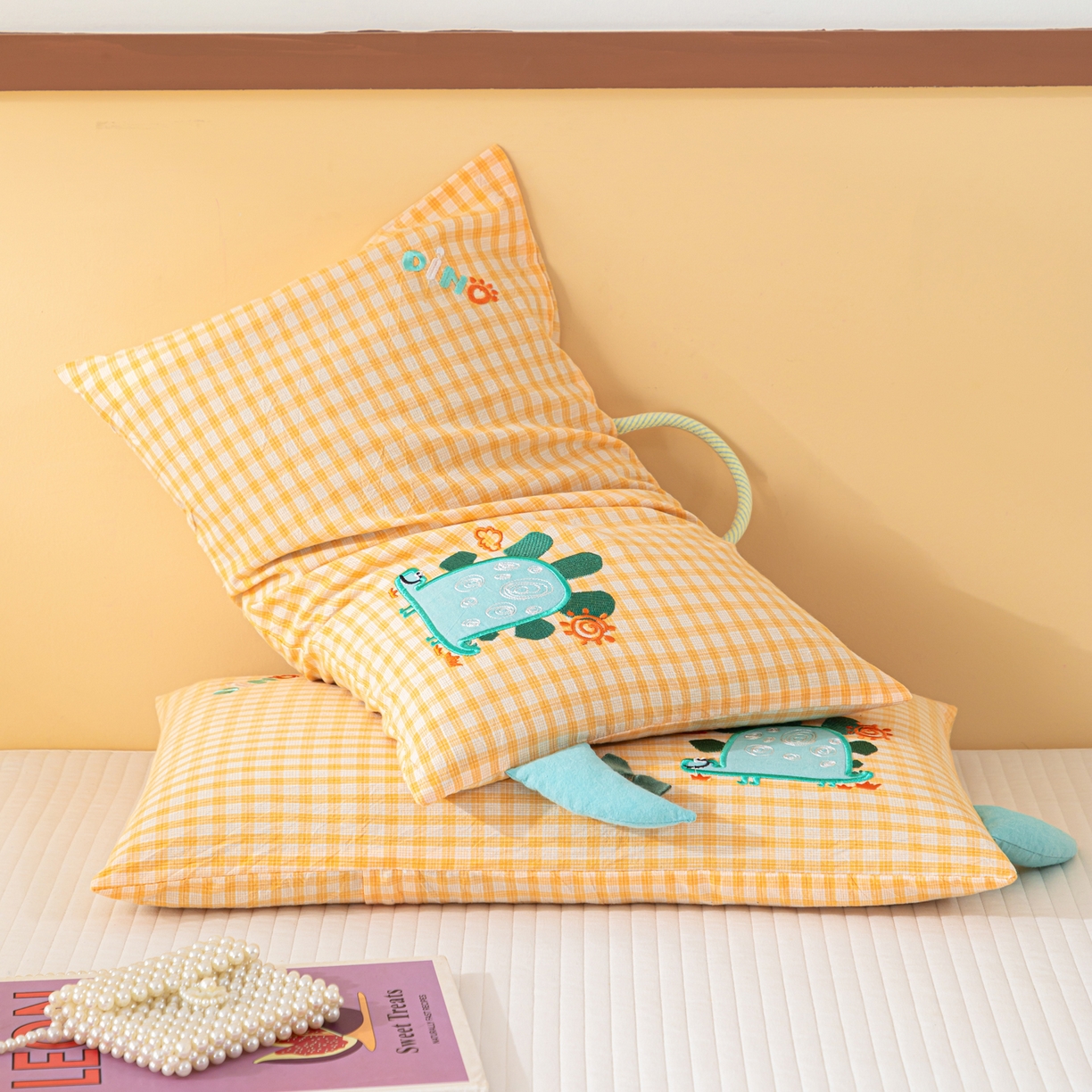 91家纺网 家纺一手货源 找家纺 织布人 2025新款枕芯全棉纯棉手提袋卡通婴幼儿童枕头学生枕开学季宿舍枕头枕芯 全棉卡通手提枕-狂奔的蜗牛 30x50cm/只