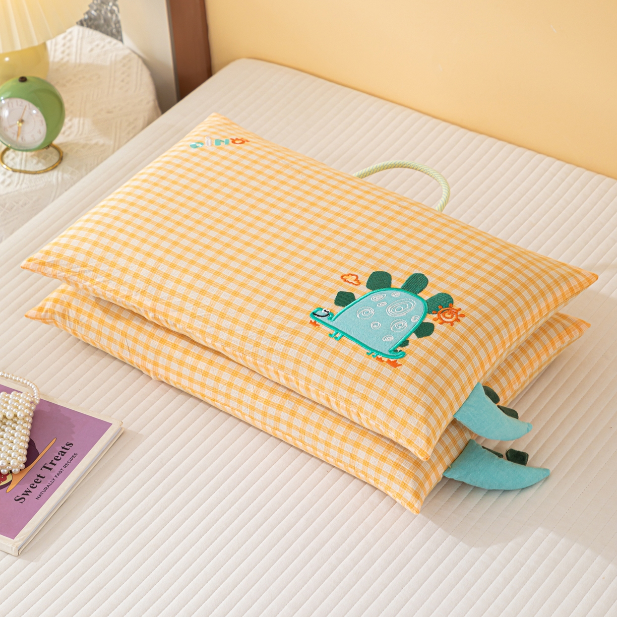 91家纺网 家纺一手货源 找家纺 织布人 2025新款枕芯全棉纯棉手提袋卡通婴幼儿童枕头学生枕开学季宿舍枕头枕芯 全棉卡通手提枕-狂奔的蜗牛 30x50cm/只