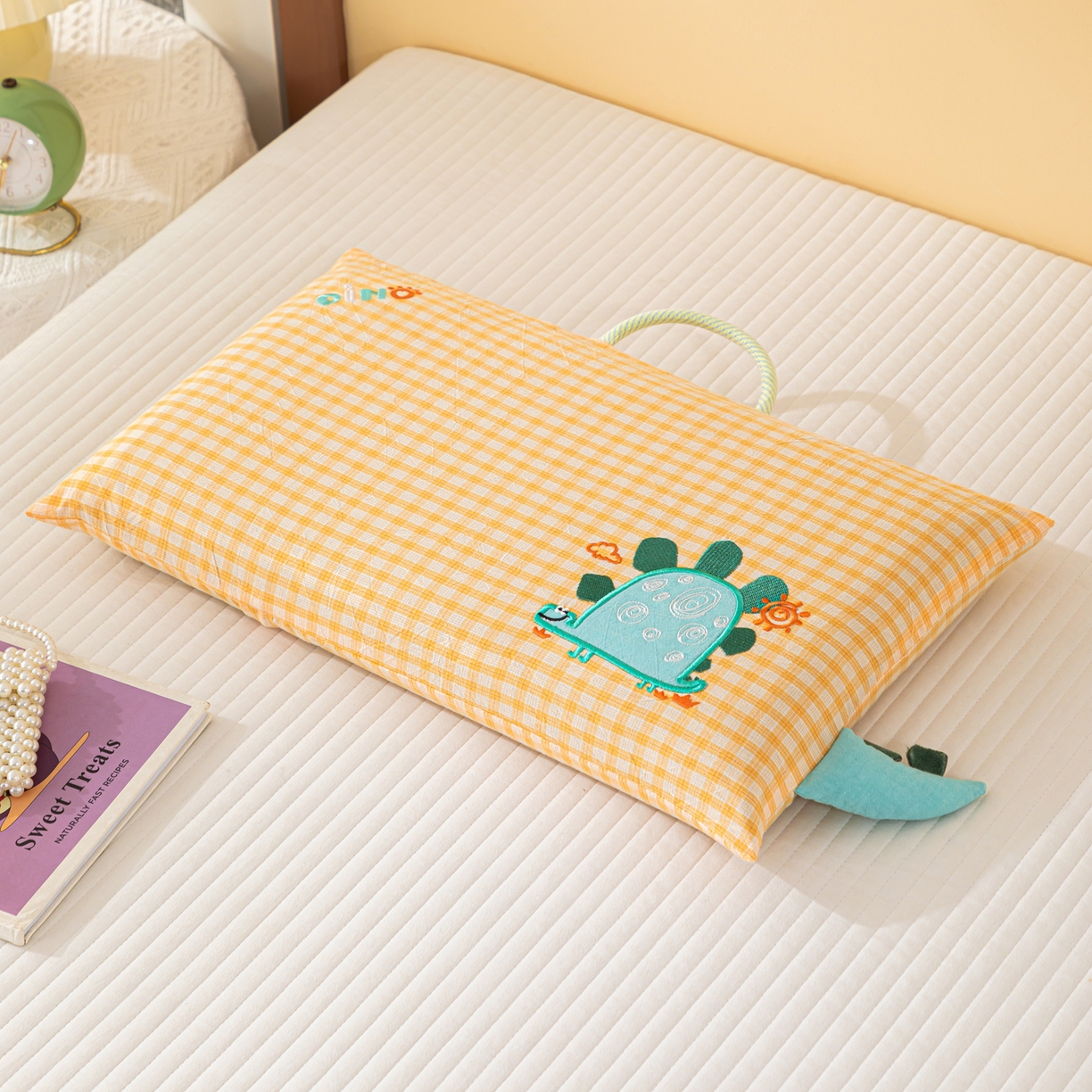 91家纺网 家纺一手货源 找家纺 织布人 2025新款枕芯全棉纯棉手提袋卡通婴幼儿童枕头学生枕开学季宿舍枕头枕芯 全棉卡通手提枕-狂奔的蜗牛 30x50cm/只