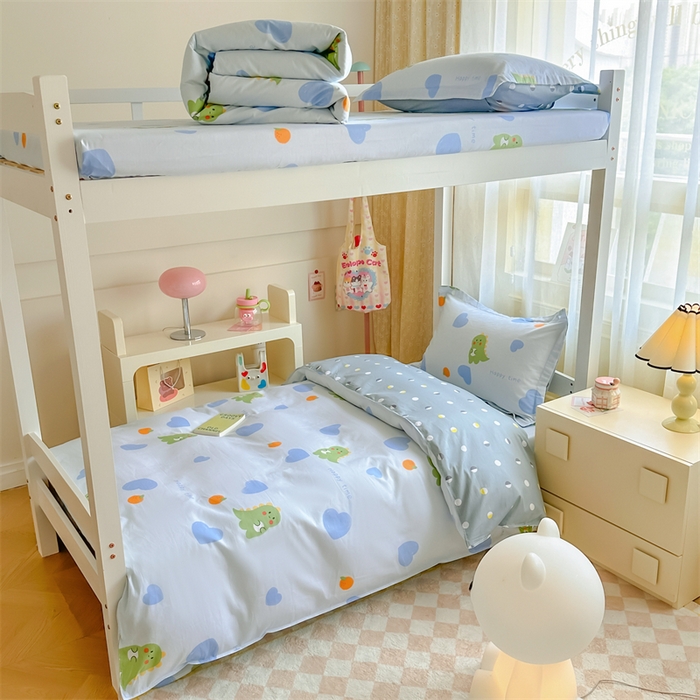 91家纺网 家纺一手货源 找家纺 小叮当家纺仓储工厂店 2025新款舒适亲肤全棉纯棉斜纹印花学生三件套 萌恋小龙