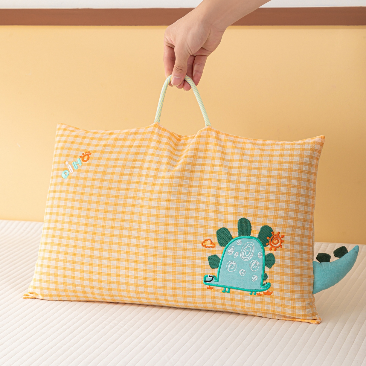 91家纺网 家纺一手货源 找家纺 织布人 2025新款枕芯全棉纯棉手提袋卡通婴幼儿童枕头学生枕开学季宿舍枕头枕芯 全棉卡通手提枕-狂奔的蜗牛 30x50cm/只