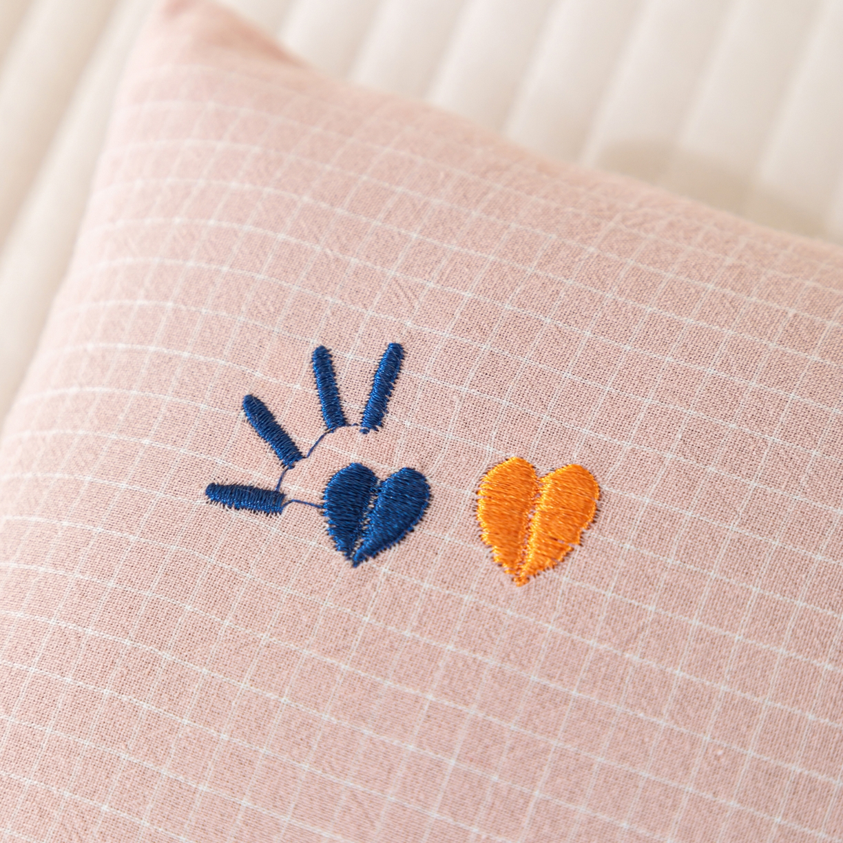 91家纺网 家纺一手货源 找家纺 织布人 2025新款枕芯全棉纯棉手提袋卡通婴幼儿童枕头学生枕开学季宿舍枕头枕芯 全棉卡通手提枕-你好呀 30x50cm/只