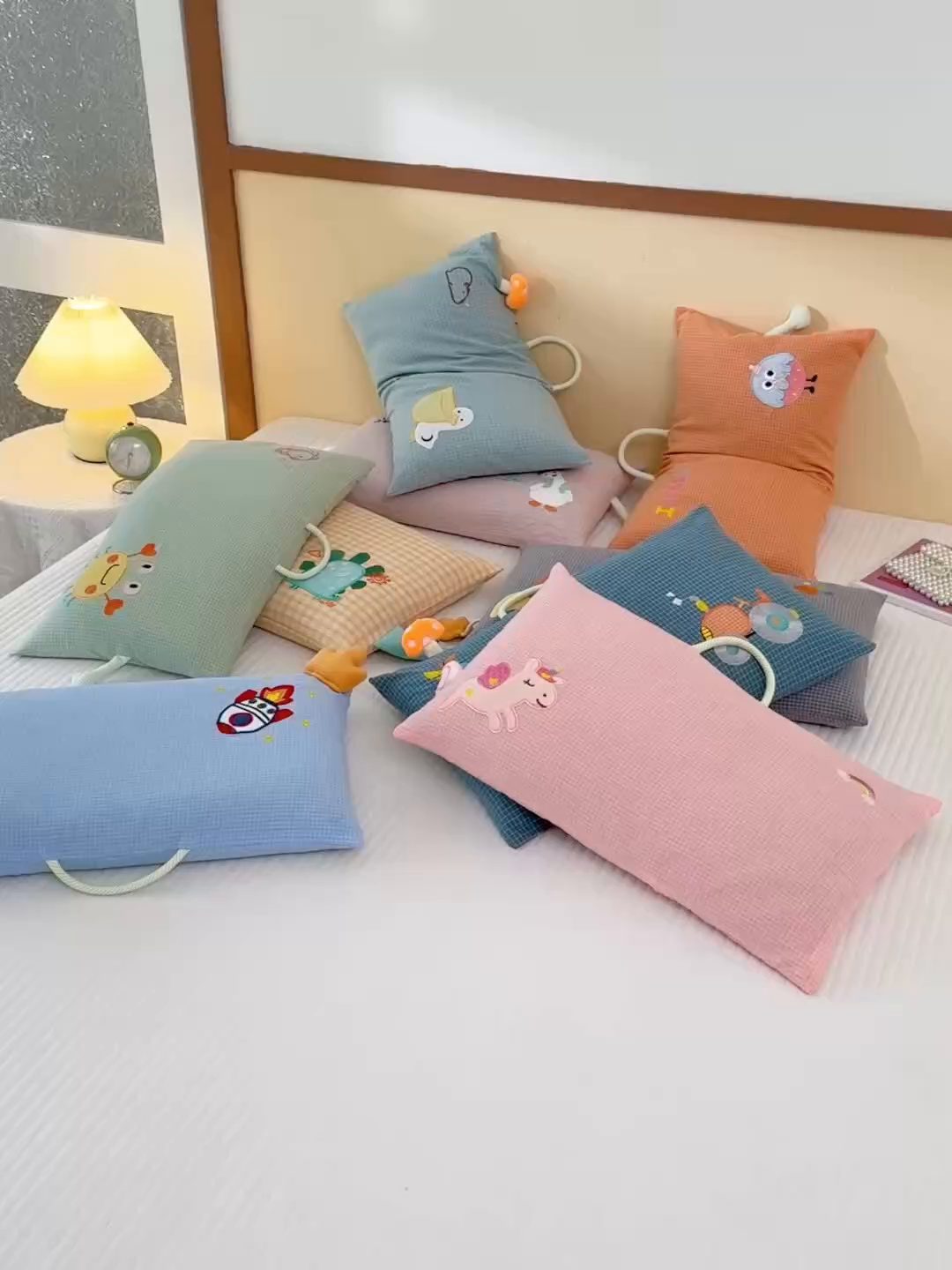 91家纺网 家纺一手货源 找家纺 织布人 2025新款枕芯全棉纯棉手提袋卡通婴幼儿童枕头学生枕开学季宿舍枕头枕芯 全棉卡通手提枕-你好呀 30x50cm/只