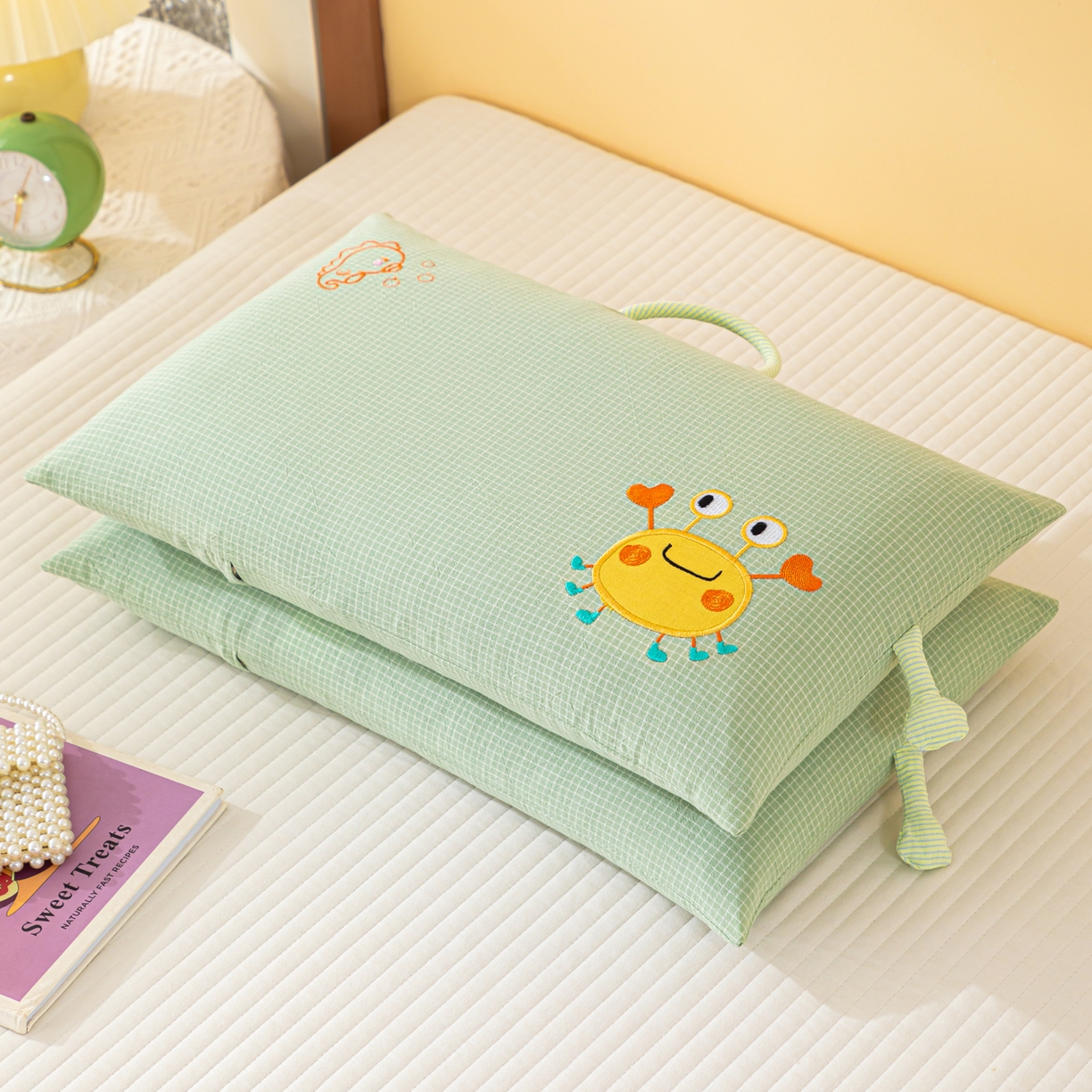 91家纺网 家纺一手货源 找家纺 织布人 2025新款枕芯全棉纯棉手提袋卡通婴幼儿童枕头学生枕开学季宿舍枕头枕芯 全棉卡通手提枕-螃蟹有钳 30x50cm/只