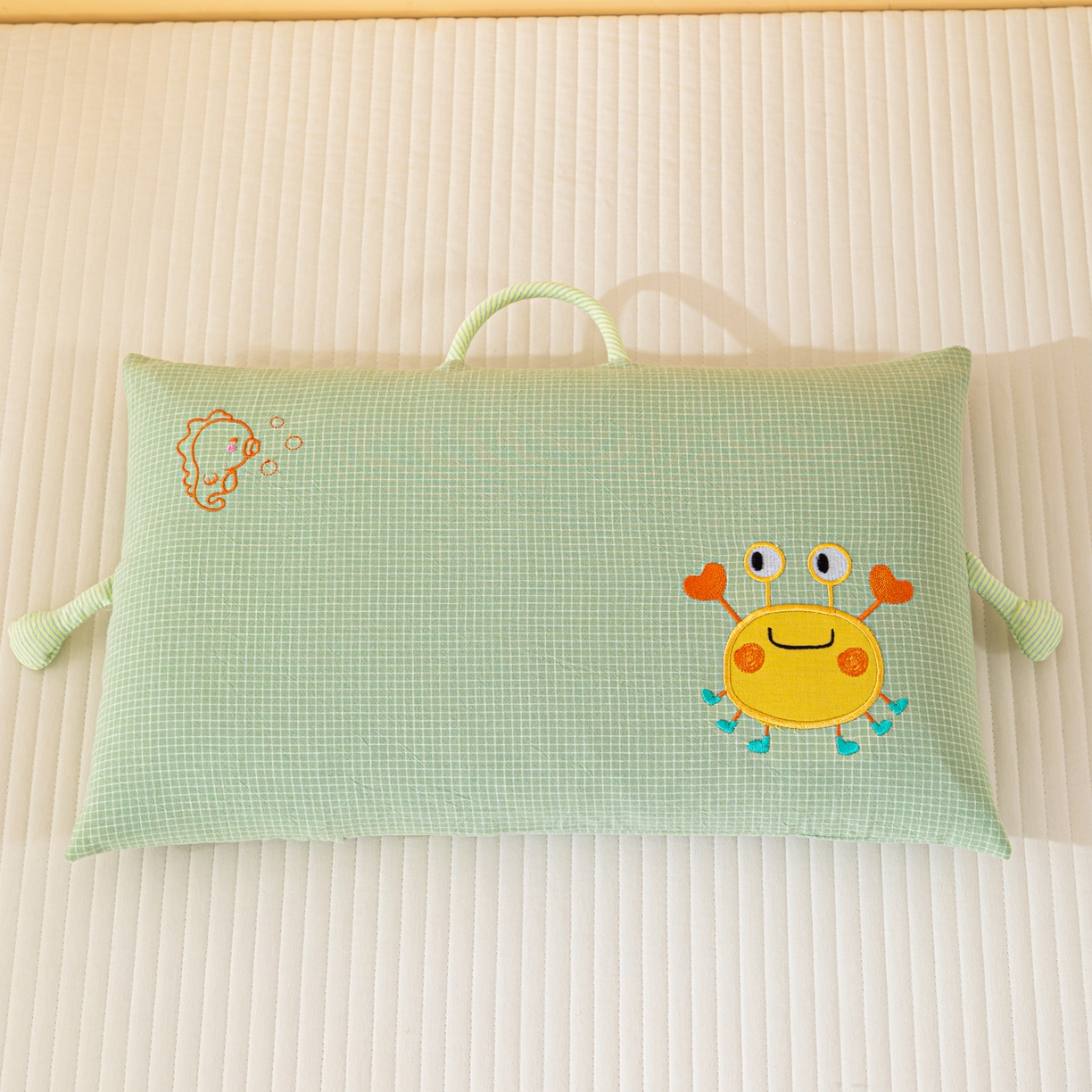 91家纺网 家纺一手货源 找家纺 织布人 2025新款枕芯全棉纯棉手提袋卡通婴幼儿童枕头学生枕开学季宿舍枕头枕芯 全棉卡通手提枕-螃蟹有钳 30x50cm/只