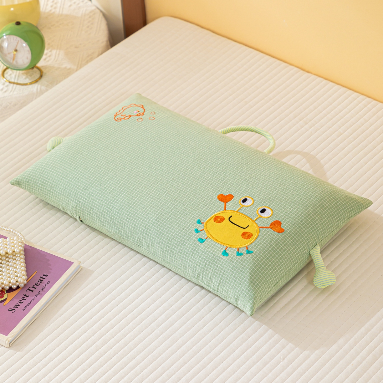 91家纺网 家纺一手货源 找家纺 织布人 2025新款枕芯全棉纯棉手提袋卡通婴幼儿童枕头学生枕开学季宿舍枕头枕芯 全棉卡通手提枕-螃蟹有钳 30x50cm/只