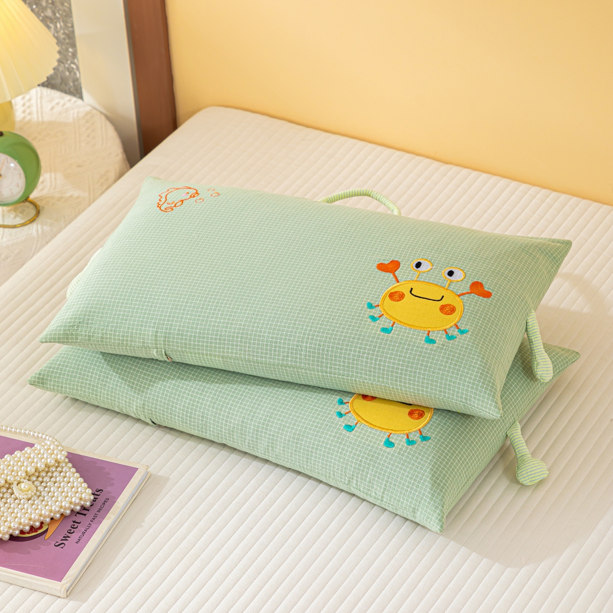 91家纺网 家纺一手货源 找家纺 织布人 2025新款枕芯全棉纯棉手提袋卡通婴幼儿童枕头学生枕开学季宿舍枕头枕芯 全棉卡通手提枕-螃蟹有钳 30x50cm/只