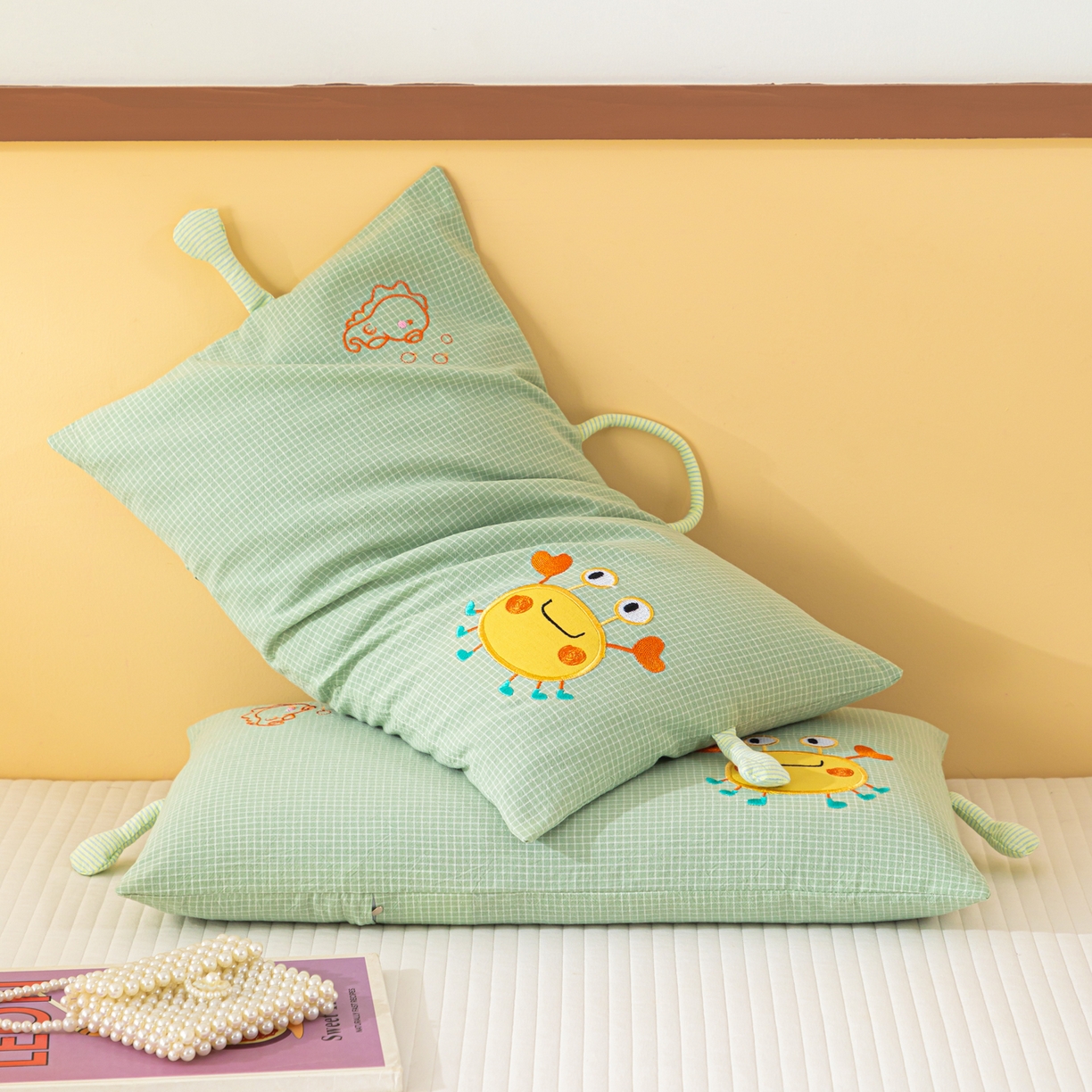 91家纺网 家纺一手货源 找家纺 织布人 2025新款枕芯全棉纯棉手提袋卡通婴幼儿童枕头学生枕开学季宿舍枕头枕芯 全棉卡通手提枕-螃蟹有钳 30x50cm/只