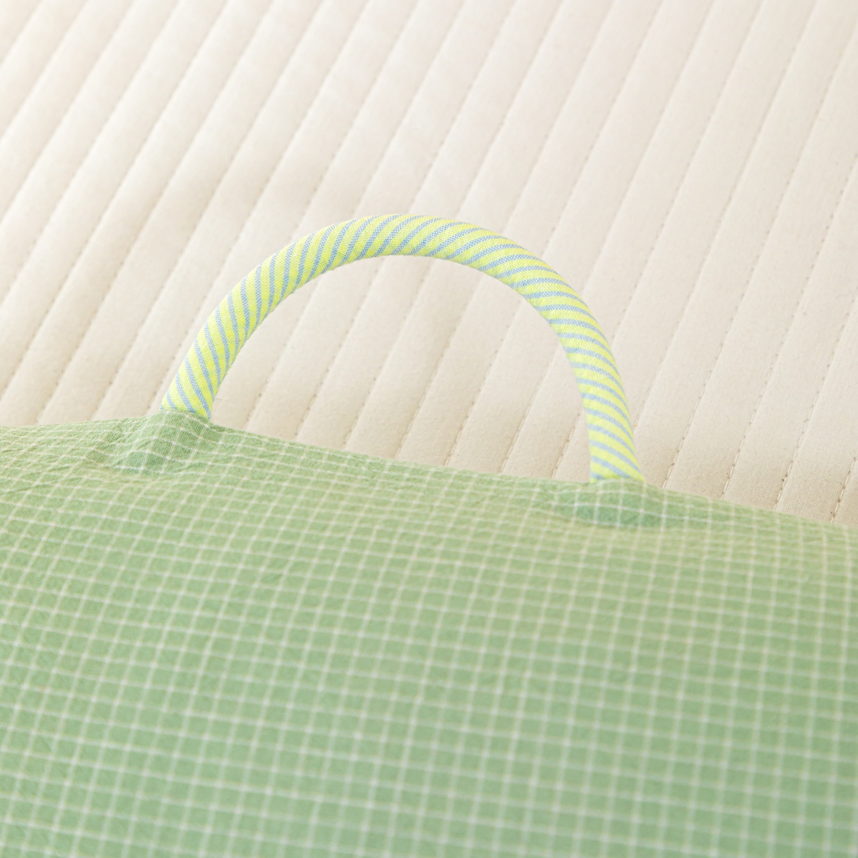 91家纺网 家纺一手货源 找家纺 织布人 2025新款枕芯全棉纯棉手提袋卡通婴幼儿童枕头学生枕开学季宿舍枕头枕芯 全棉卡通手提枕-螃蟹有钳 30x50cm/只