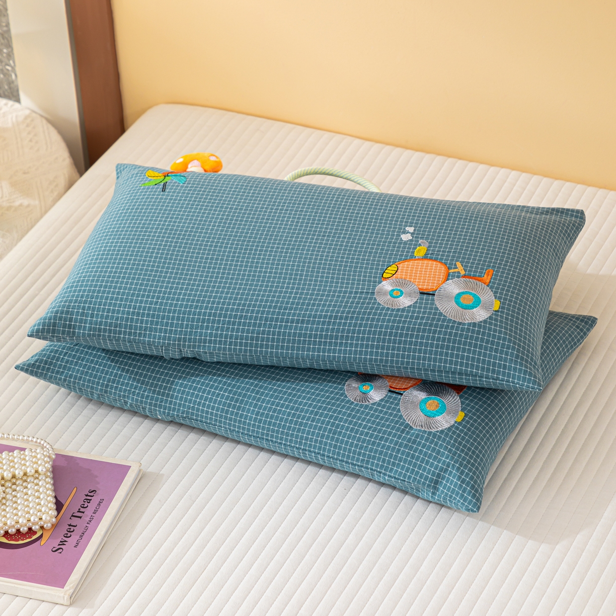 91家纺网 家纺一手货源 找家纺 织布人 2025新款枕芯全棉纯棉手提袋卡通婴幼儿童枕头学生枕开学季宿舍枕头枕芯 全棉卡通手提枕-拖拉机 30x50cm/只