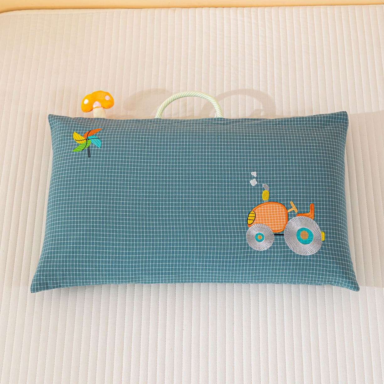 91家纺网 家纺一手货源 找家纺 织布人 2025新款枕芯全棉纯棉手提袋卡通婴幼儿童枕头学生枕开学季宿舍枕头枕芯 全棉卡通手提枕-拖拉机 30x50cm/只