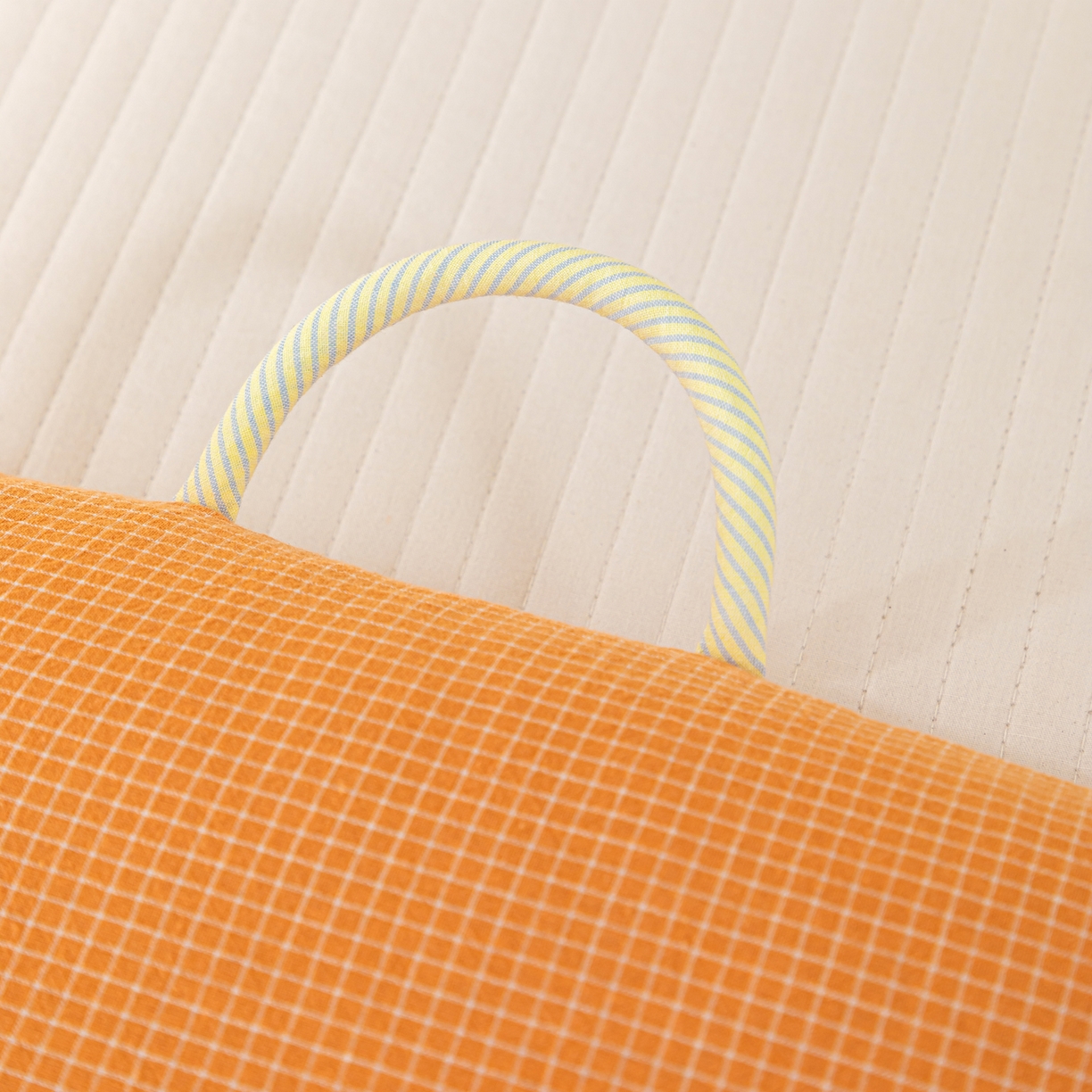 91家纺网 家纺一手货源 找家纺 织布人 2025新款枕芯全棉纯棉手提袋卡通婴幼儿童枕头学生枕开学季宿舍枕头枕芯 全棉卡通手提枕-小鸡唱歌 30x50cm/只