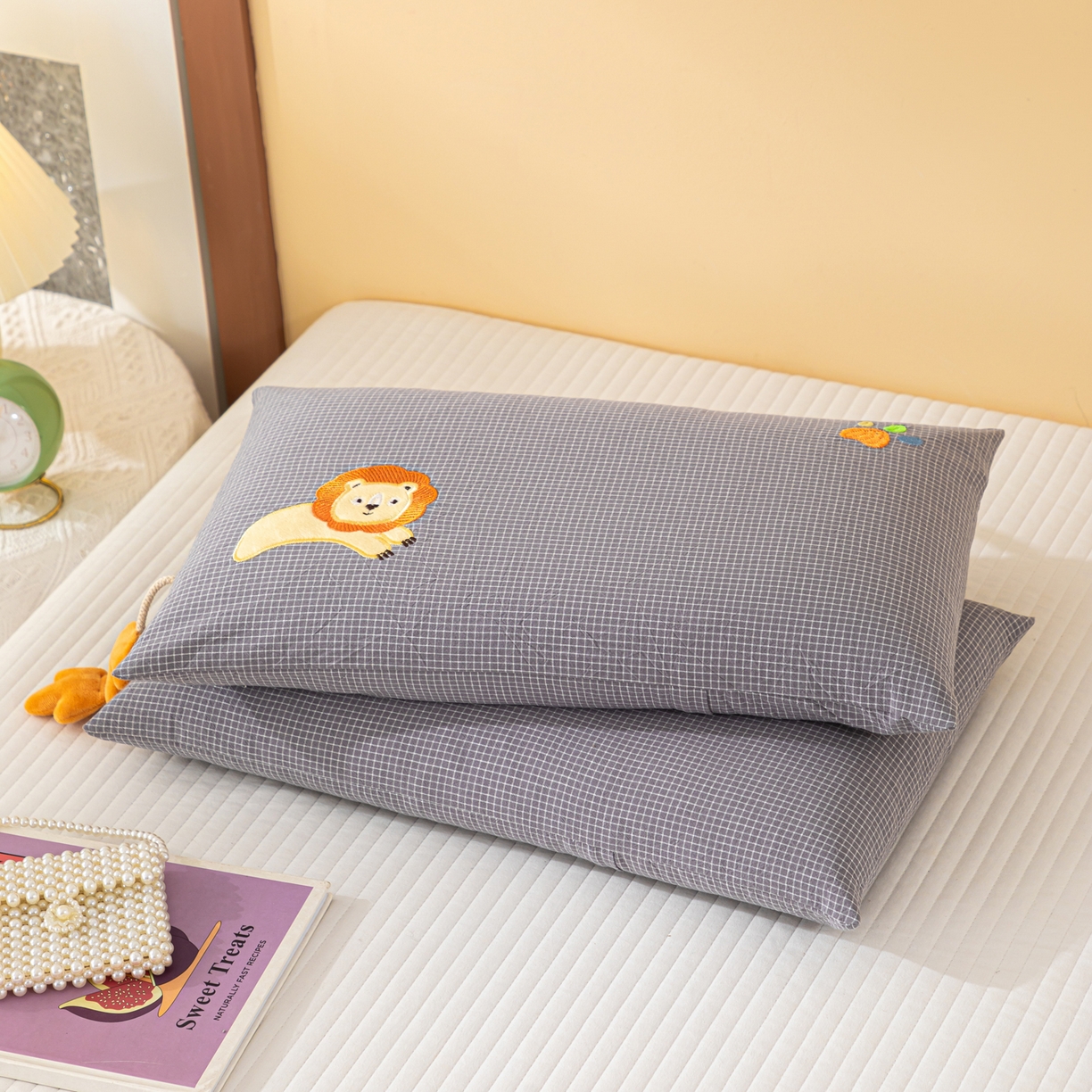 91家纺网 家纺一手货源 找家纺 织布人 2025新款枕芯全棉纯棉手提袋卡通婴幼儿童枕头学生枕开学季宿舍枕头枕芯 全棉卡通手提枕-雄狮 30x50cm/只