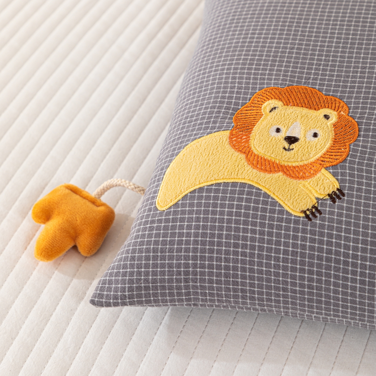 91家纺网 家纺一手货源 找家纺 织布人 2025新款枕芯全棉纯棉手提袋卡通婴幼儿童枕头学生枕开学季宿舍枕头枕芯 全棉卡通手提枕-雄狮 30x50cm/只