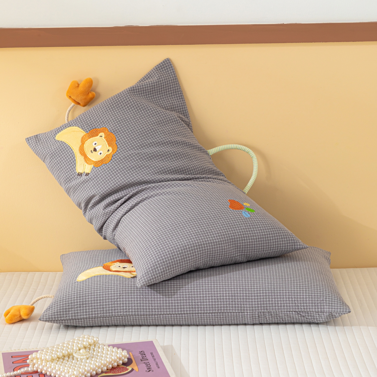 91家纺网 家纺一手货源 找家纺 织布人 2025新款枕芯全棉纯棉手提袋卡通婴幼儿童枕头学生枕开学季宿舍枕头枕芯 全棉卡通手提枕-雄狮 30x50cm/只