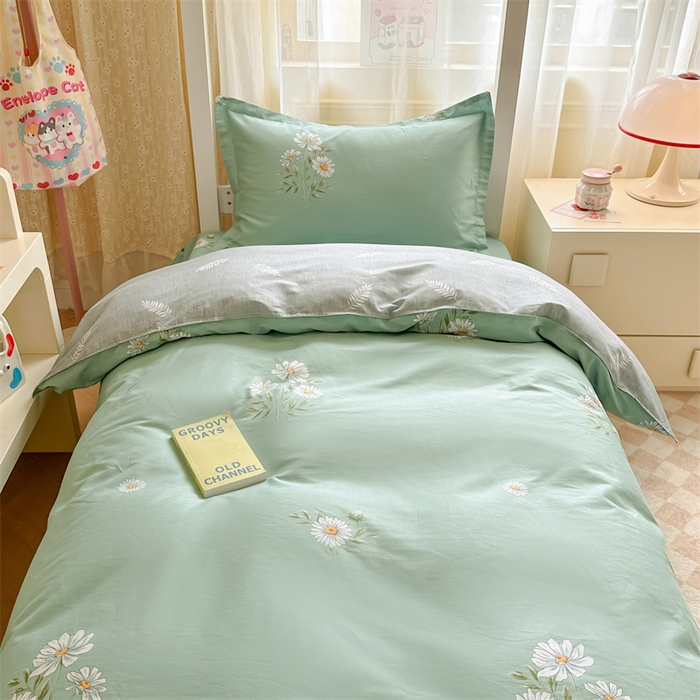 91家纺网 家纺一手货源 找家纺 小叮当家纺仓储工厂店 2025新款舒适亲肤全棉纯棉斜纹印花学生三件套 清新雏菊