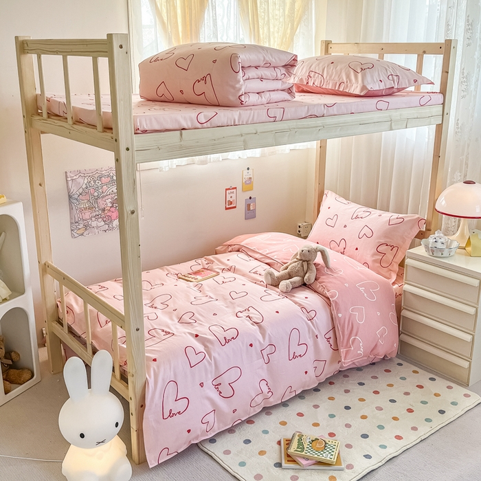 小叮当家纺仓储工厂店 2025新款舒适亲肤全棉纯棉斜纹印花学生三件套 心动时刻-粉