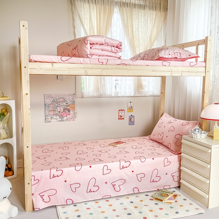 91家纺网 家纺一手货源 找家纺 小叮当家纺仓储工厂店 2025新款舒适亲肤全棉纯棉斜纹印花学生三件套 心动时刻-粉