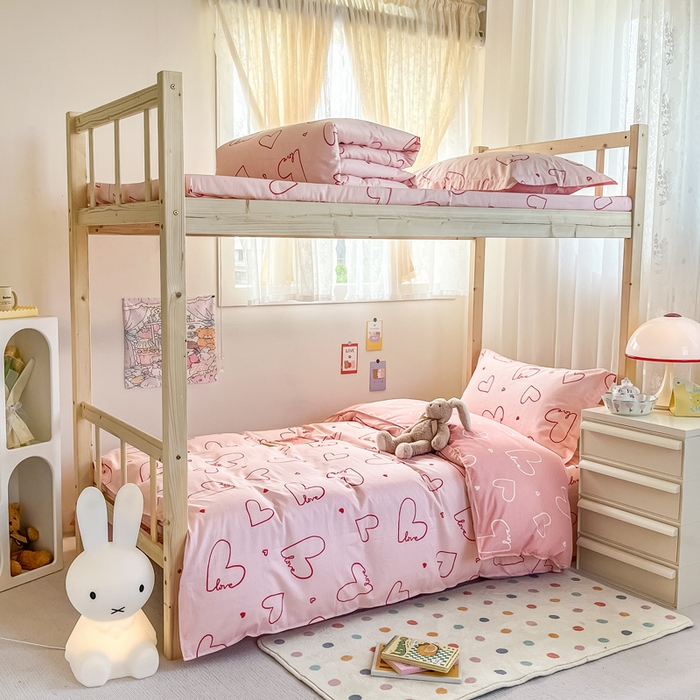 91家纺网 家纺一手货源 找家纺 小叮当家纺仓储工厂店 2025新款舒适亲肤全棉纯棉斜纹印花学生三件套 心动时刻-粉