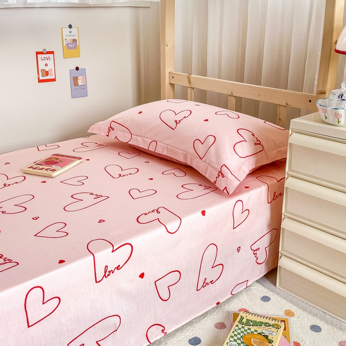 91家纺网 家纺一手货源 找家纺 小叮当家纺仓储工厂店 2025新款舒适亲肤全棉纯棉斜纹印花学生三件套 心动时刻-粉