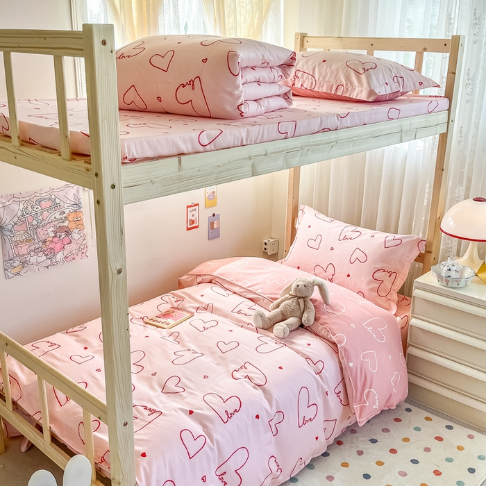 91家纺网 家纺一手货源 找家纺 小叮当家纺仓储工厂店 2025新款舒适亲肤全棉纯棉斜纹印花学生三件套 心动时刻-粉