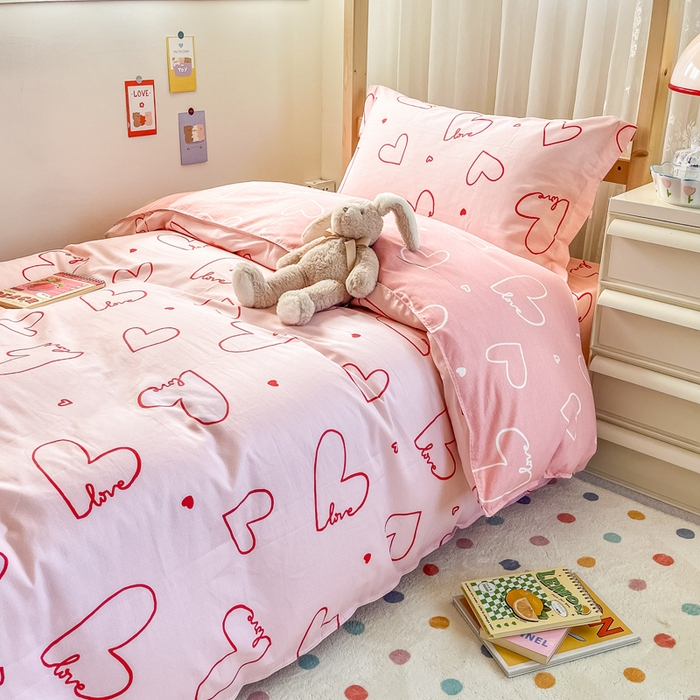 91家纺网 家纺一手货源 找家纺 小叮当家纺仓储工厂店 2025新款舒适亲肤全棉纯棉斜纹印花学生三件套 心动时刻-粉