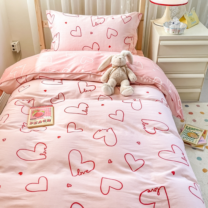 91家纺网 家纺一手货源 找家纺 小叮当家纺仓储工厂店 2025新款舒适亲肤全棉纯棉斜纹印花学生三件套 心动时刻-粉